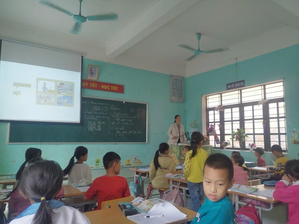 Giáo viên ngoại ngữ giờ đây trở thành "hàng hiếm" ở các lớp học vùng cao.
