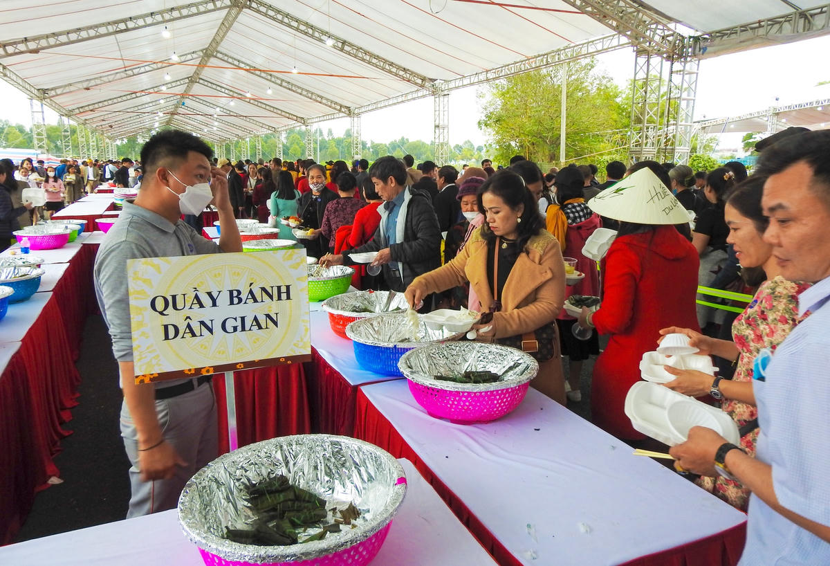 Thức ăn luôn được bổ sung đầy đủ cho người dự tiệc. Ảnh: Thanh Tùng.