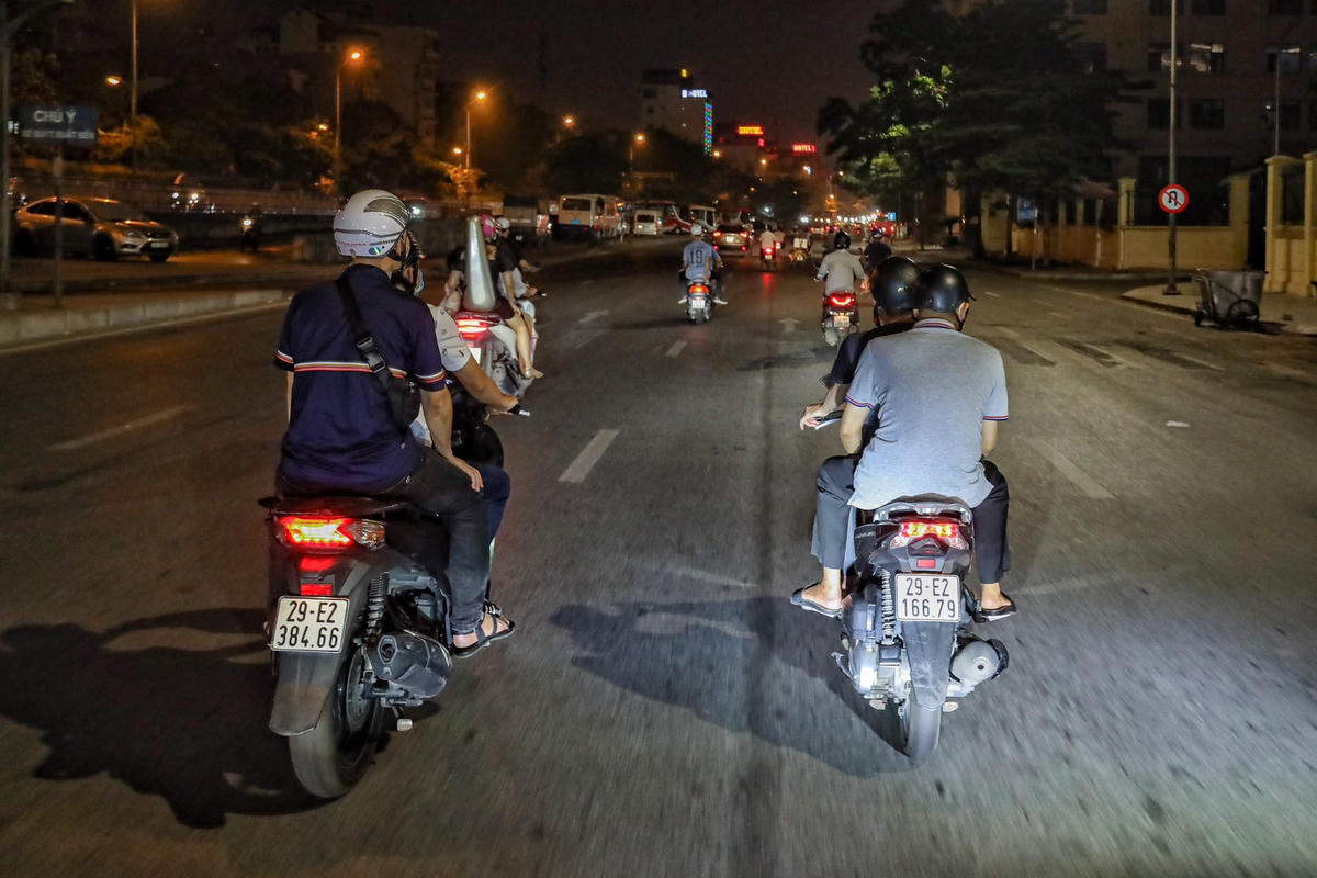 Do đó, tối 20/5, Đội CSGT đường bộ số 1 (Phòng CSGT, Công an Hà Nội) phối hợp với các tổ công tác 141 hóa trang, mặc thường phục, làm nhiệm vụ tuần tra, xử lý tại các tuyến đường quanh khu vực Nhà hát Lớn Hà Nội.