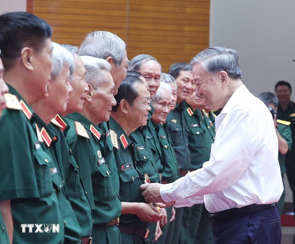 Tổng Bí thư Tô Lâm với các tướng lĩnh, Anh hùng lực lượng vũ trang nhân dân. (Ảnh: Thống Nhất/TTXVN)