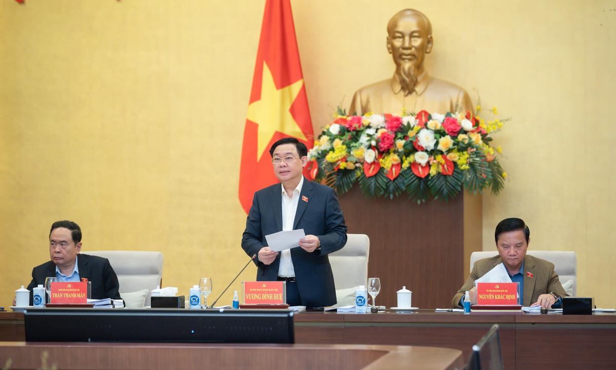 Chủ tịch Quốc hội Vương Đình Huệ phát biểu tại phiên họp.