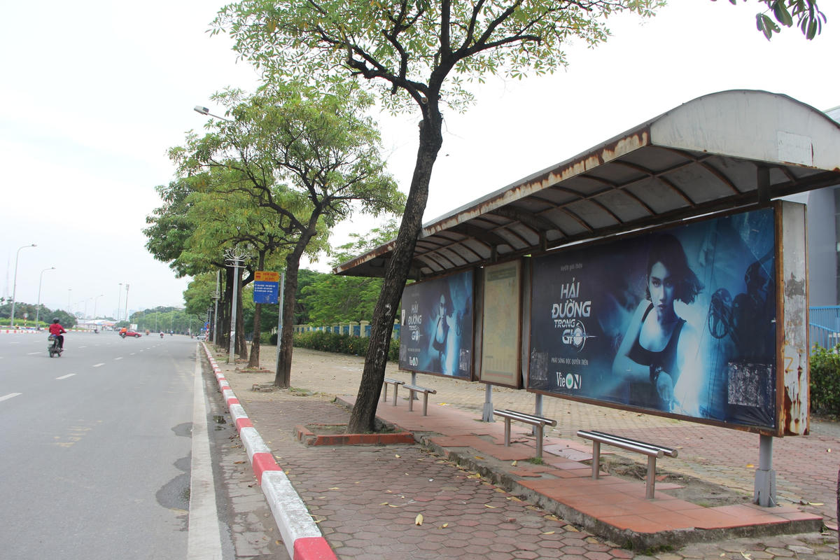 Theo ghi nhận của PV, nhiều nhà chờ xe buýt trên các tuyến đường Lê Đức Thọ, Lê Quang Đạo, Nguyễn Trãi, Thái Hà, Nguyễn Chí Thanh, Cầu Diễn… đã bị xuống cấp, hư hỏng, rác thải bủa vây bốc mùi hôi thối.
