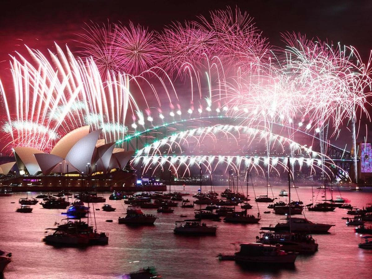 Pháo hoa rực rỡ trên cầu cảng Sydney mừng năm mới 2023.