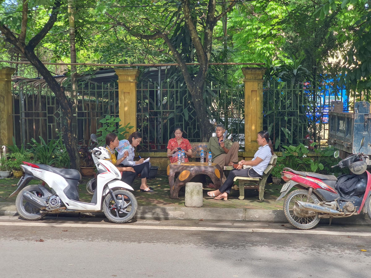 Rất nhiều phụ huynh hồi hộp đứng phía ngoài chờ đợi, mong con em mình có thể thi tốt, đạt kết quả cao.