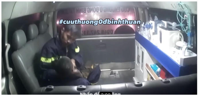 Hình ảnh chiến sĩ Quỳnh hà hơi thổi ngạt cháu bé trên xe cấp cứu (Ảnh: Cắt từ clip).