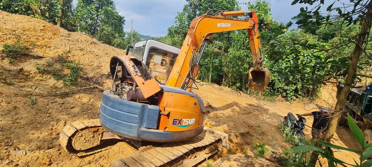 Phương tiện đưa vào khai thác vàng trái phép ở Hố Ráy.
