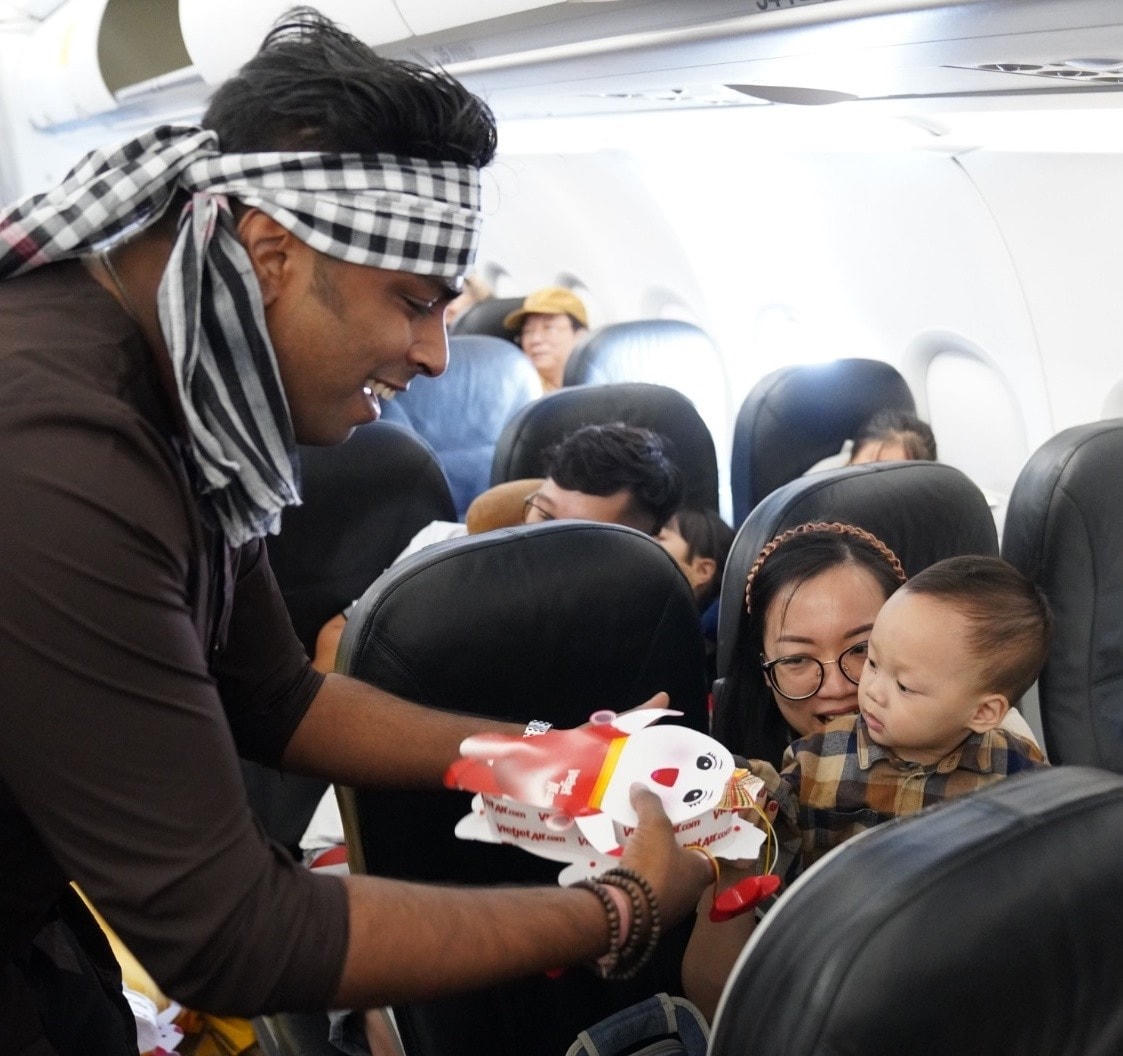 Bay Vietjet vui Tết Trung Thu tưng bừng cùng Hoa hậu Thế giới Việt Nam 2022 Huỳnh Nguyễn Mai Phương