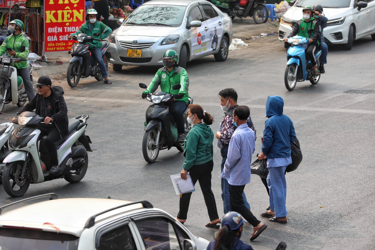 'Ngó lơ' cầu vượt bộ hành, người đi bộ liều mình băng qua đường