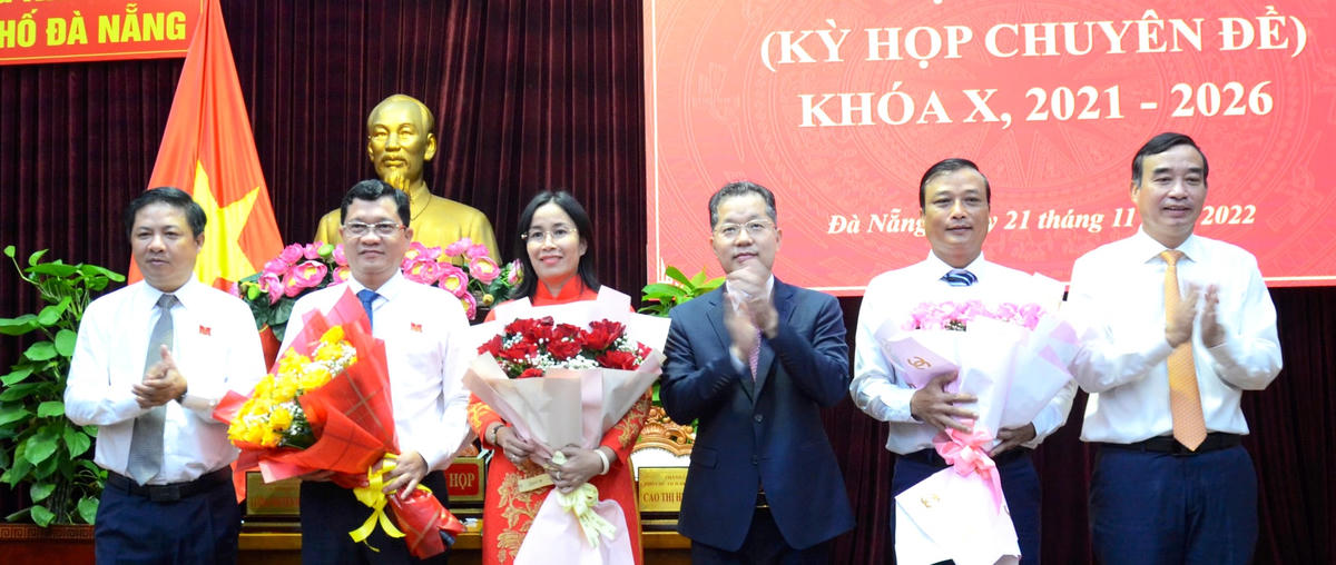 Tân Phó Chủ tịch HĐND TP Đà Nẵng Trần Phước Sơn và Nguyễn Thị Anh Thi (thứ 2 và 3 từ trái sang).