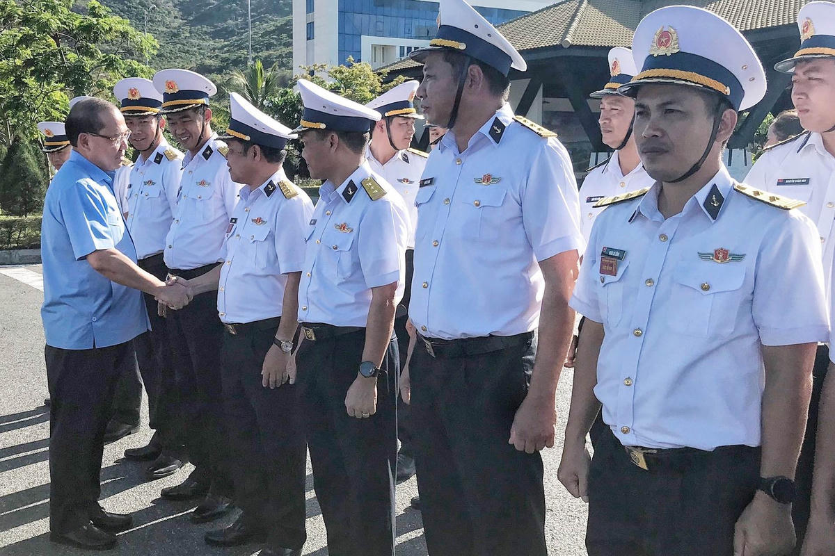 Phó Chủ tịch UBTƯ MTTQ Việt Nam Hoàng Công Thủy bắt tay cán bộ chiến sĩ Bộ Tư lệnh Vùng 4 Hải quân.  