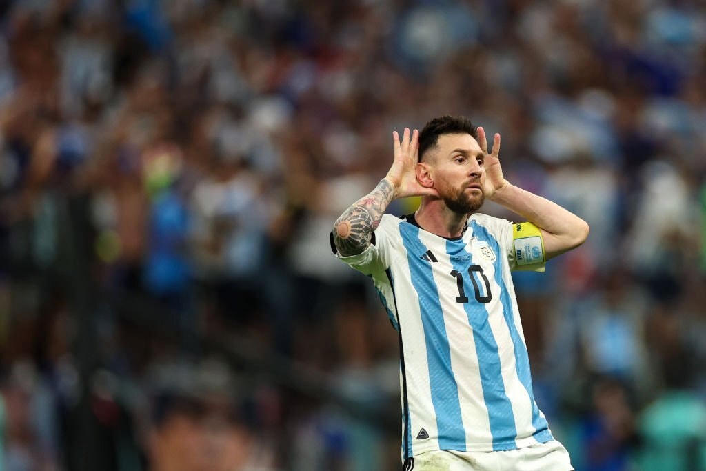 Messi khiêu khích cầu thủ và ban huấn luyện Hà Lan. Đây là điều chưa từng thấy với một cầu thủ hiền lành, ít bê bối. Anh thậm chí còn nói tiền đạo Hà Lan "câm miệng" và Van Gaal nói quá nhiều. Ảnh: Getty.
