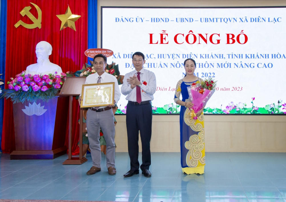 Ông Đinh Văn Thiệu, Phó Chủ tịch UBND tỉnh Khánh Hòa UBND tỉnh Khánh Hòa, trao bằng công nhận xã đạt NTM nâng cao  năm 2022 cho xã Diên Lạc.