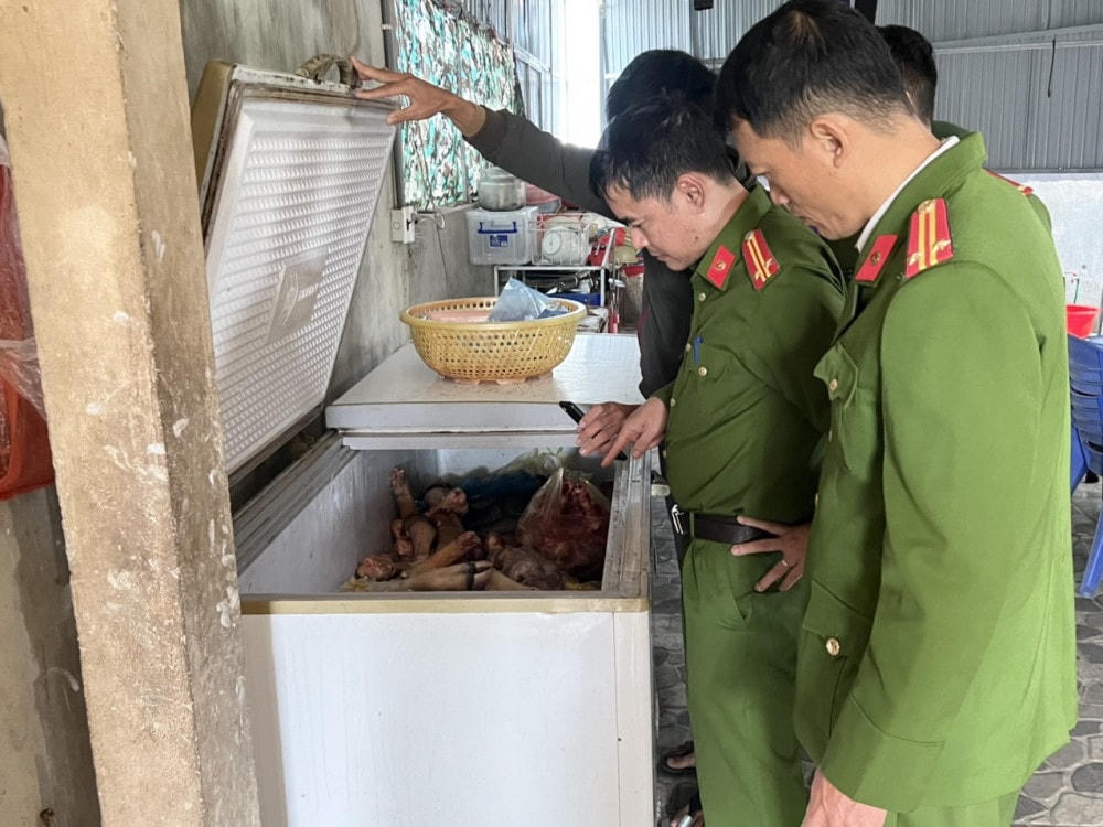 Lực lượng chức năng phát hiện 3 tủ lạnh chứa sản phẩm động tại hộ kinh doanh do ông Nguyễn Sỹ Nhân làm chủ.