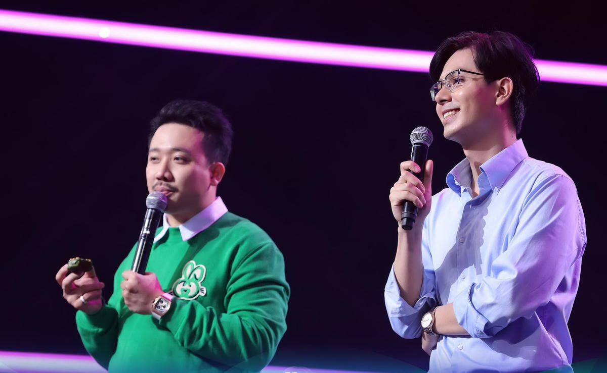 MC Trấn Thành (trái) không ít lần “nhỡ mồm” tại các gameshow truyền hình.