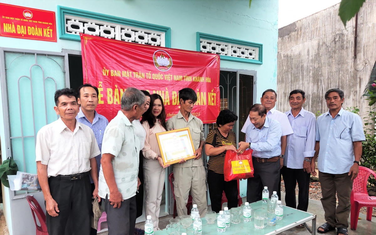 Bàn giao nhà Đại đoàn kết cho hô nghèo.