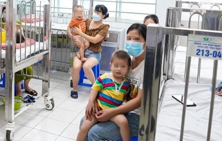 Trẻ mắc bệnh tay chân miệng điều trị tại Bệnh viện Nhi trung ương. Ảnh: BVCC.