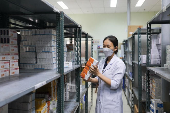 Một số cơ sở y tế đang thiếu thuốc chữa bệnh.