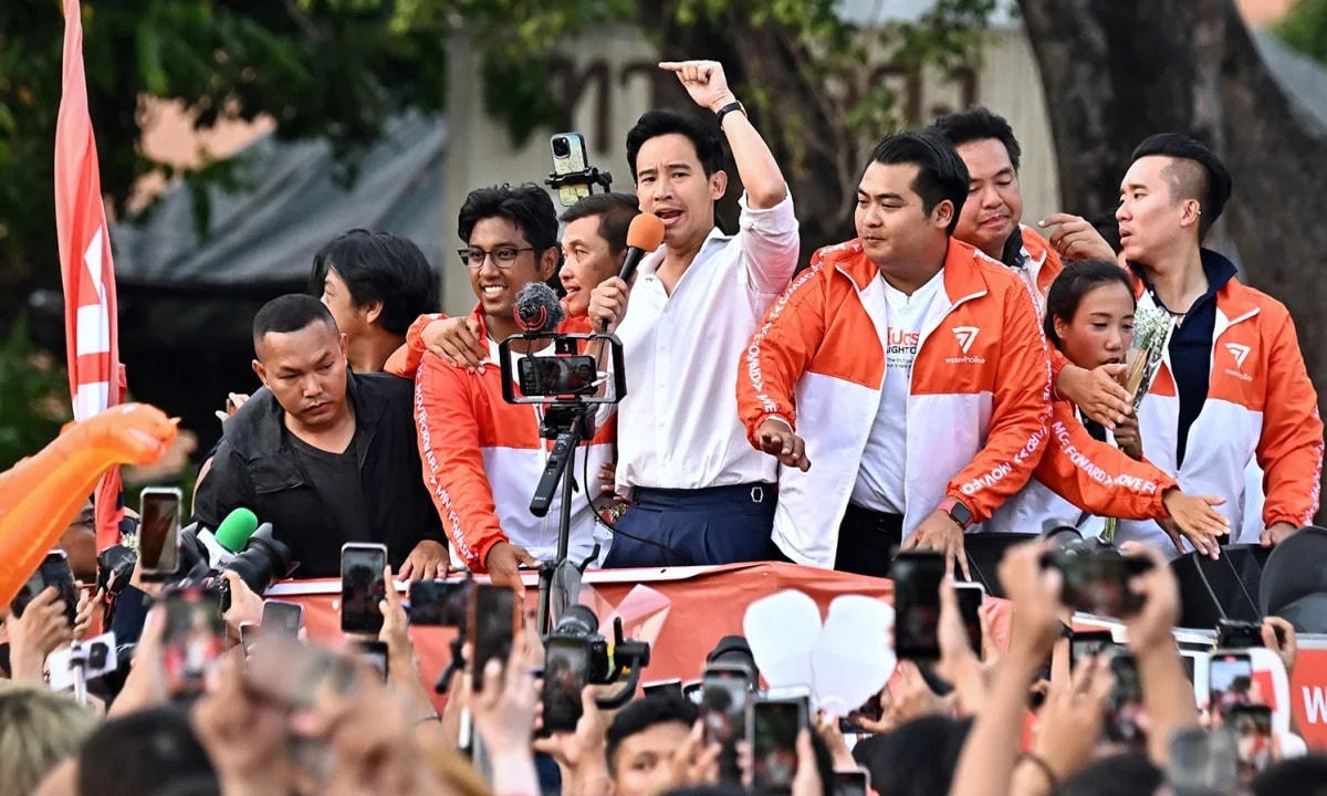 Ông Pita Limjaroenrat (giữa, cầm mic) trong cuộc diễu hành chiến thắng sau cuộc bầu cử tại Bangkok (Thái Lan). Nguồn: AFP.