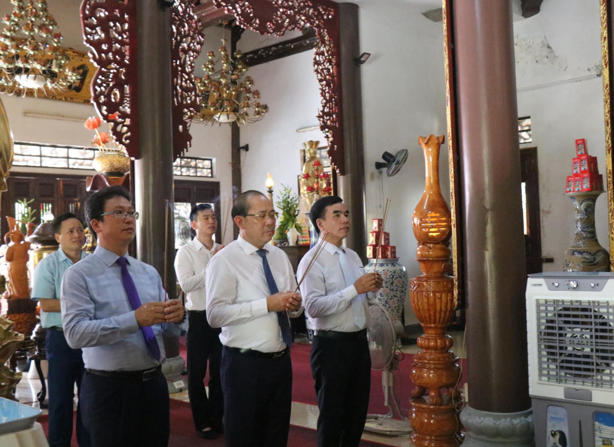 Phó Chủ tịch Hoàng Công Thuỷ cùng đoàn công tác dâng hương tại chùa Thiên Minh.