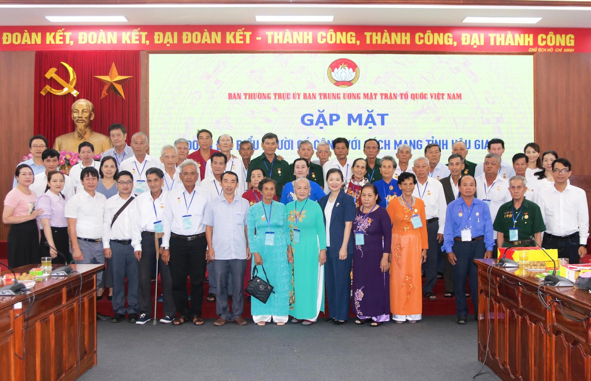 Phó Chủ tịch Trương Thị Ngọc Ánh chụp ảnh lưu niệm cùng Đoàn đại biểu người có công với cách mạng tỉnh Hậu Giang.