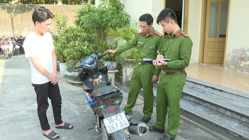 Trần Văn Lập và tang vật của vụ án.
