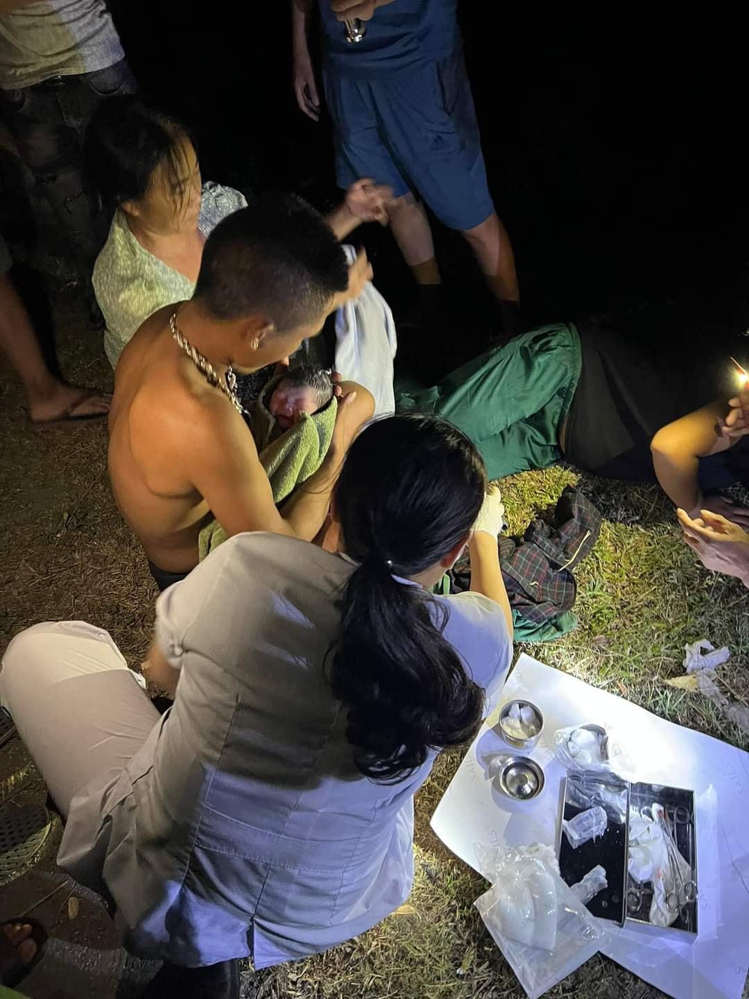 Chiến sĩ Công an cùng nhân viên y tế cắt dây rốn, kiểm tra sức khỏe cho hai mẹ con.