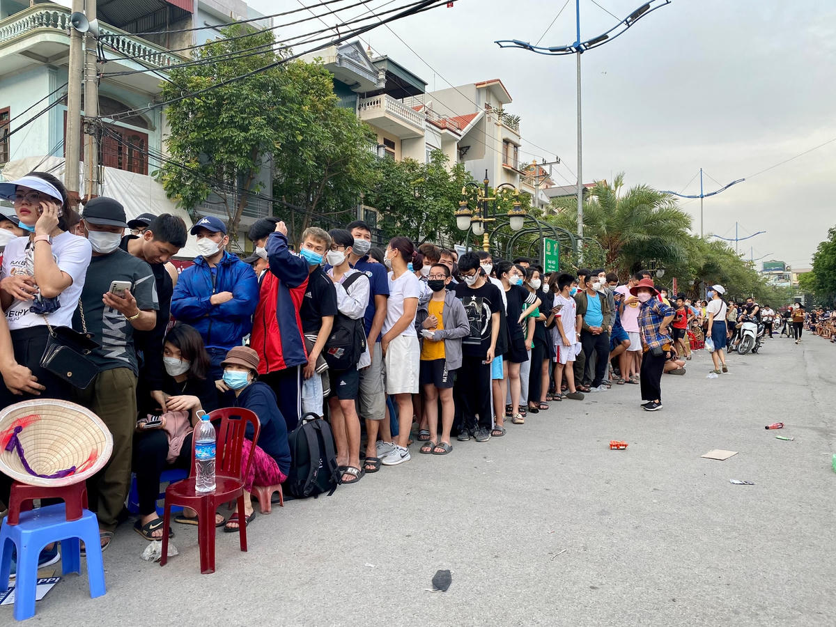 [Ảnh] CĐV trải chiếu, nằm trước SVĐ Cẩm Phả để chờ nhận vé chung kết bóng đá nữ
