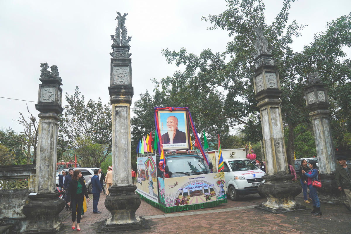 Di ảnh của Đại danh y Hải Thượng Lãn Ông Lê Hữu Trác được rước về nhà thờ ở xã Quang Diệm.