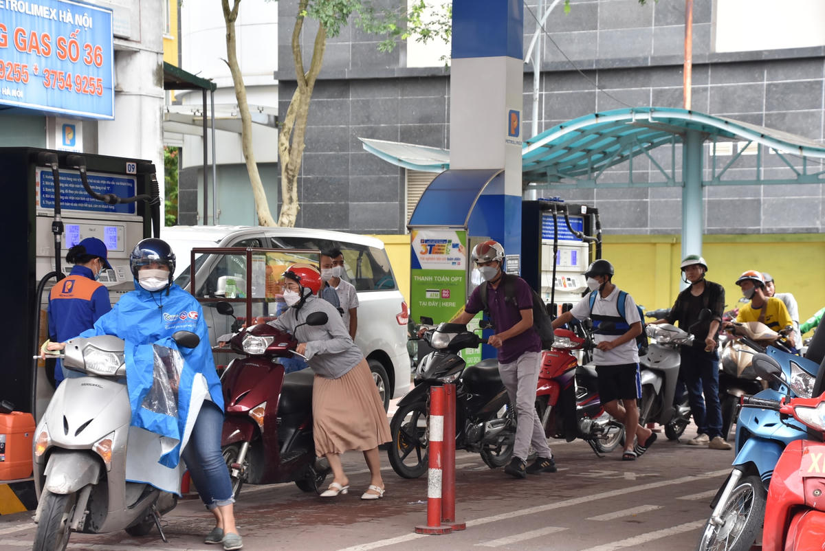 Hàng dài xe máy xếp hàng tại cây xăng Xuân Thuỷ.