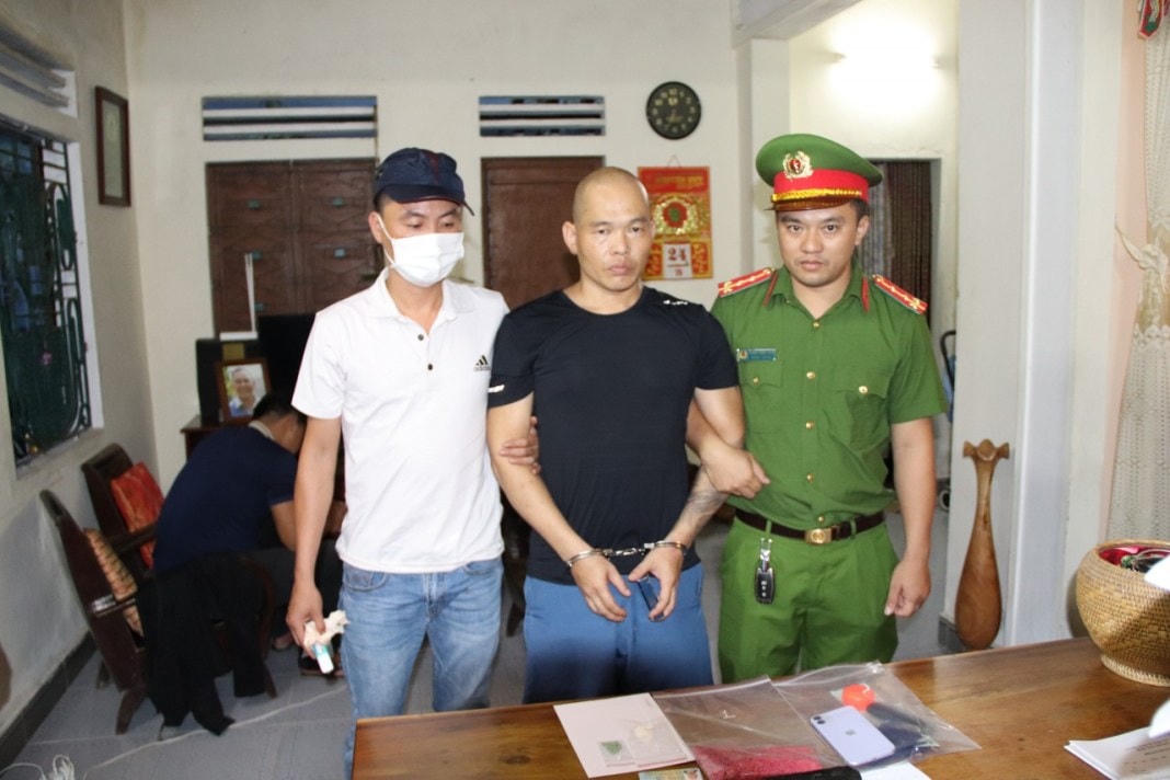 Đối tượng Bùi Ngọc Bảo Trung cùng tang vật.