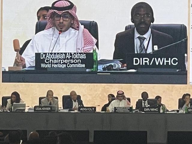 Thời khắc TS Abdulelah Al Tokhais, Chủ tịch Ủy ban Di sản thế giới Kỳ họp lần thứ 45, gõ búa thông qua hồ sơ vịnh Hạ Long - quần đảo Cát Bà. Ảnh: Cục Di sản Văn hóa.
