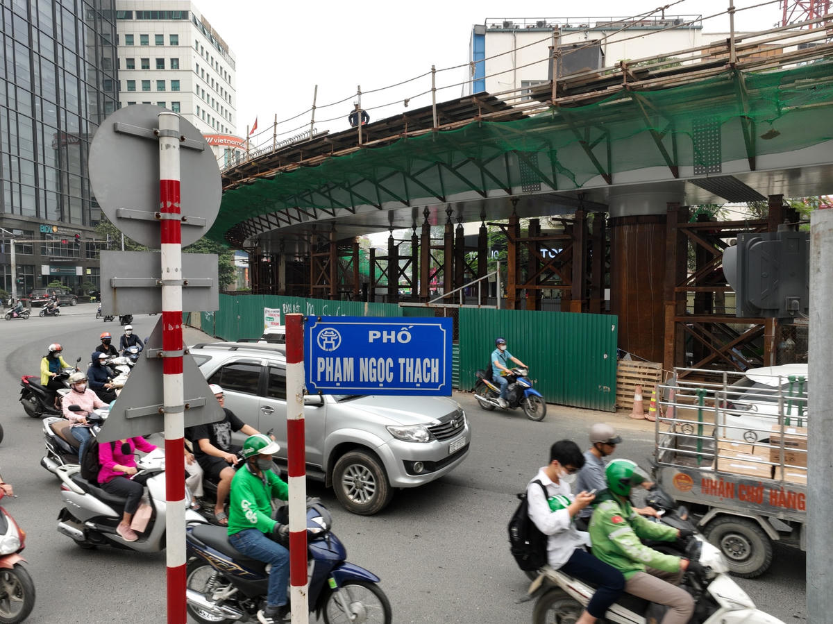 Ông Nguyễn Chí Cường, Giám đốc Ban QLDA đầu tư xây dựng công trình giao thông TP Hà Nội cho biết, dự án bắt đầu triển khai thi công vào ngày 29/10/2022, tuy nhiên do vướng mắc một số nội dung liên quan đến công tác ngầm nổi, vận chuyển dầm thép của dự án nên đã phải lùi tiến độ.
