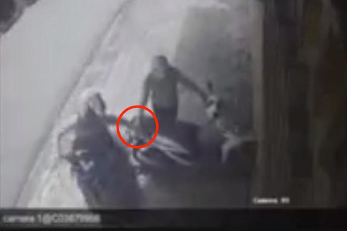 Tên cướp đảo 2 vòng ra tay giật điện thoại của cô gái