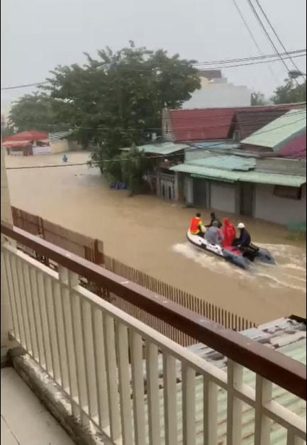 Một tuyến đường ở phường Hòa Minh, quận Liên Chiểu (Đà Nẵng) ngập sâu vào sáng 14/10. Ảnh: Thanh Tùng.