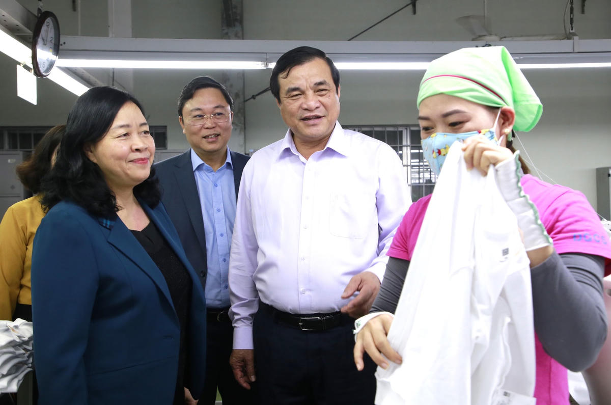 Bà Bùi Thị Minh Hoài thăm hỏi sức khỏe công nhân.