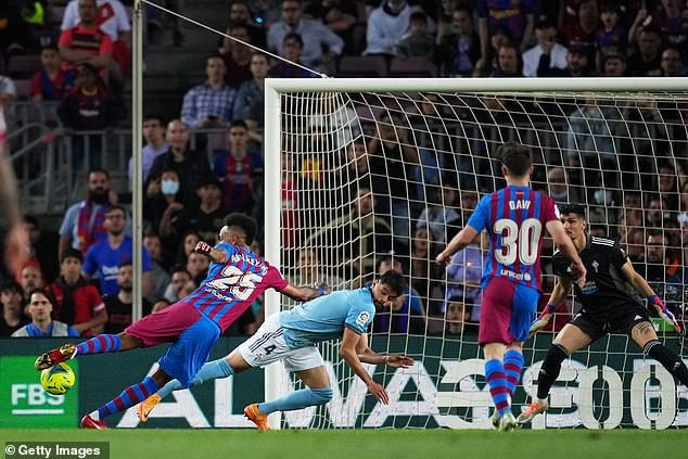 Aubameyang đã tận dụng pha phá bóng thiếu dứt ngoát của một hậu vệ Celta Vigo để nâng tỷ số lên 2-0 cho Barcelona.