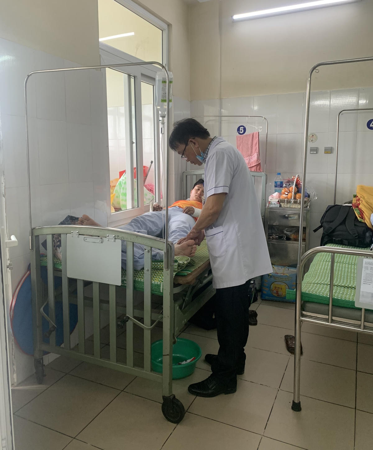 Bác sĩ đang thăm khám cho anh Đạt.