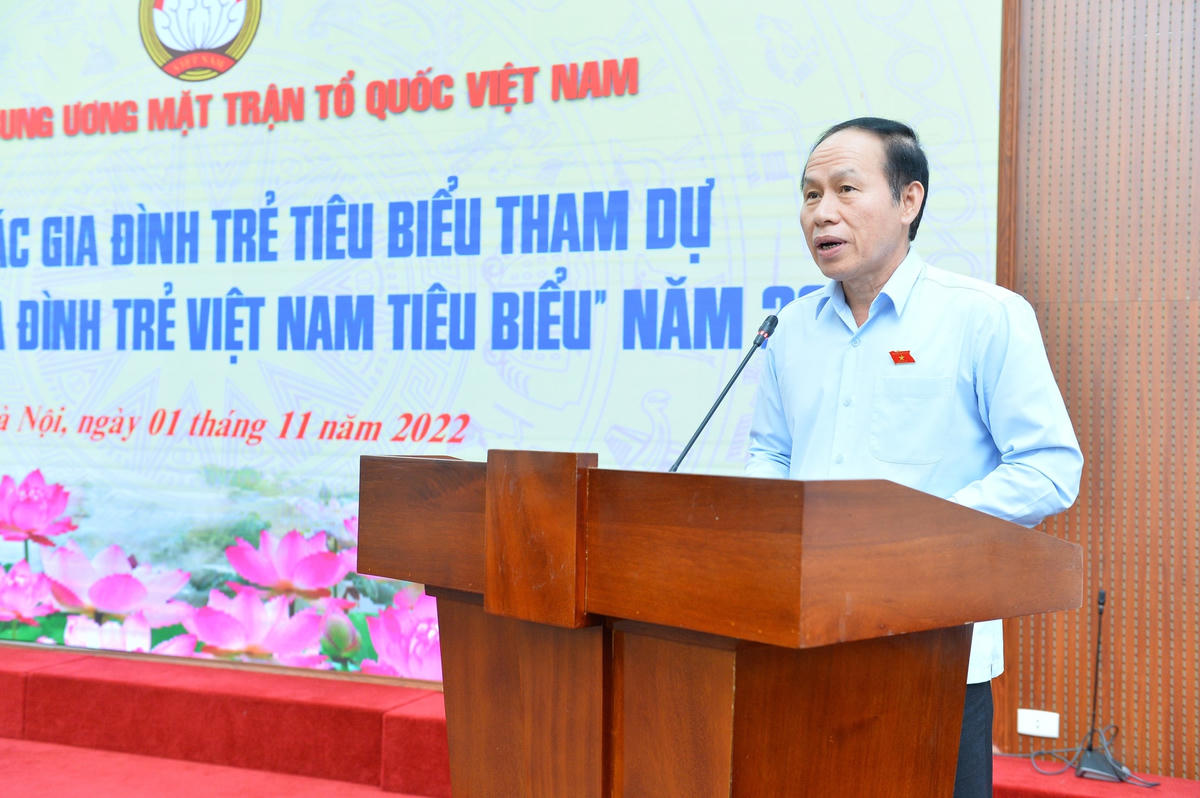 Phó Chủ tịch - Tổng Thư ký Lê Tiến Châu phát biểu tại buổi gặp mặt.