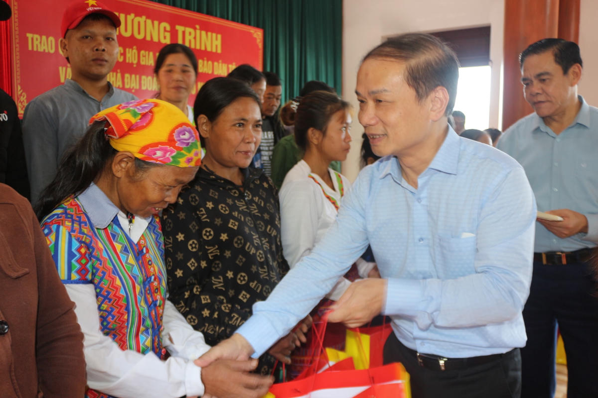 Chủ tịch UBTƯ MTTQ Việt Nam Đỗ Văn Chiến, Phó Trưởng Ban Thường trực Ban Dân vận Trung ương Phạm Tất Thắng tặng quà cho bà con.