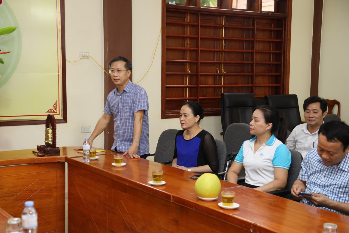 Ông Nguyễn Đức Thành, Phó Chủ tịch Uỷ ban MTTQ tỉnh Nghệ An chúc mừng Ban Trị sự Giáo hội Phật giáo tỉnh Nghệ An nhân lễ Vu Lan năm 2023. Ảnh: Điền Bắc.