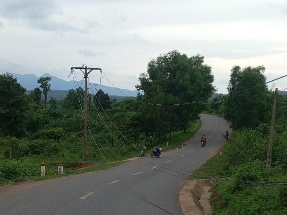 Cột điện bị ngã đổ làm ảnh hưởng đến giao thông đường bộ.