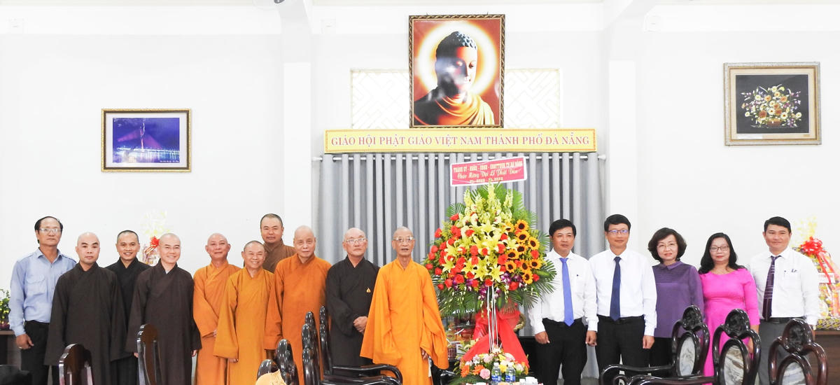 Đoàn lãnh đạo HĐND, UBND, Ủy ban MTTQ Việt Nam TP Đà Nẵng, chúc mừng Giáo hội Phật giáo TP Đà Nẵng. Ảnh: Thanh Tùng.