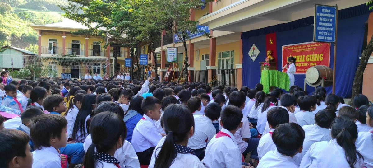 Học sinh vùng cao khai giảng năm học mói