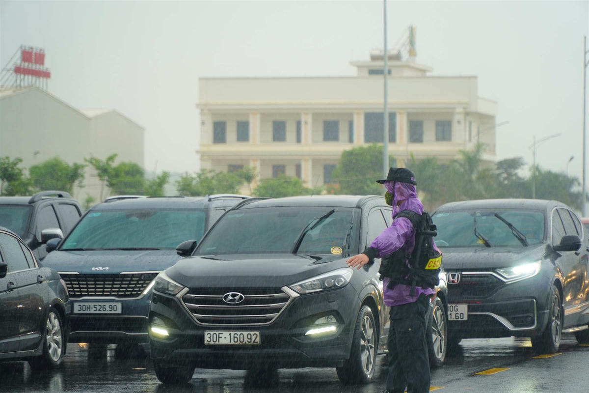 Từ khoảng 9 - 12h, khu vực Thanh Hóa mưa to, các lực lượng điều tiết giao thông phải dầm mưa suốt 3h đồng hồ để phân luồng, hướng dẫn cho người dân.    