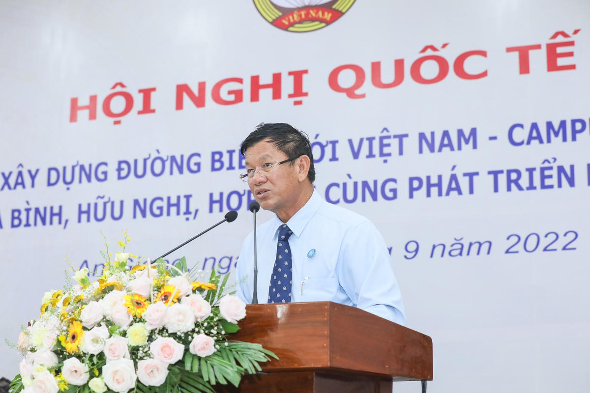 Ông Hei Bavy, Ủy viên Trung ương Đảng Nhân dân Campuchia, Phó Chủ tịch Hội đồng Quốc gia Mặt trận Đoàn kết Phát triển Tổ quốc Campuchia phát biểu tại Hội nghị  