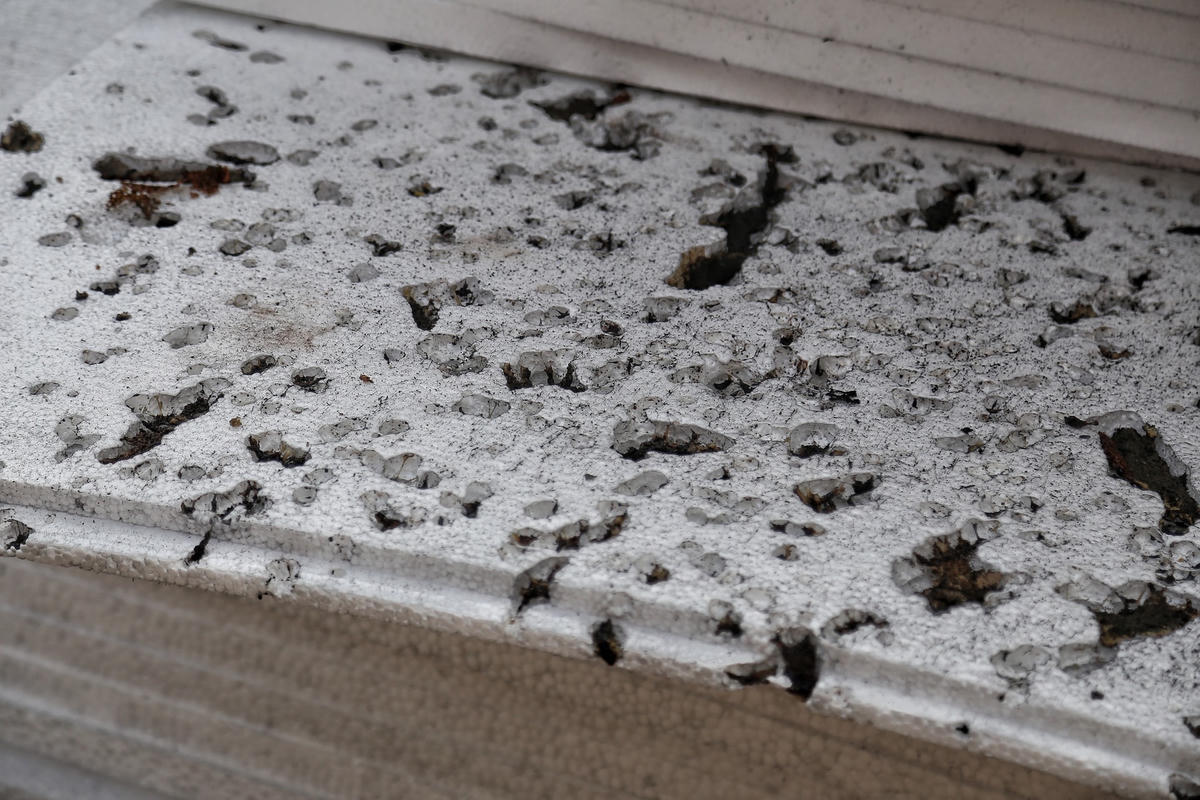 Những tấm xốp được người dân đưa ra khỏi đám cháy.