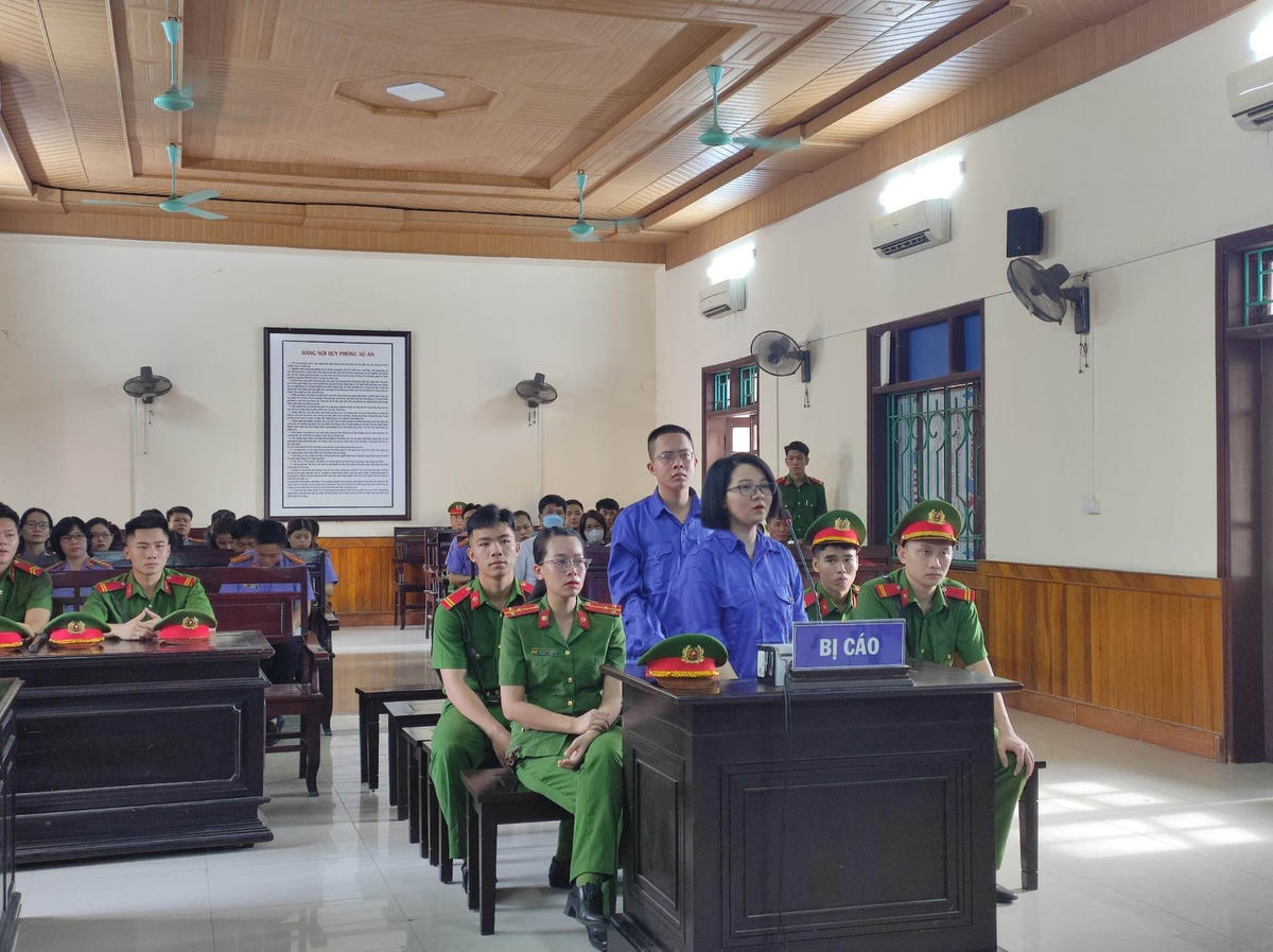 Phiên toà xét xử hai bị cáo liên quan đến hành vi vận chuyển trái phép chất ma tuý. 
