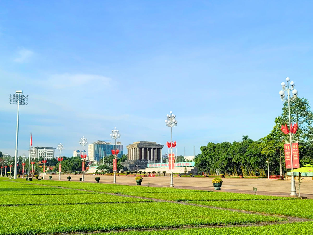Quảng trường Ba Đình lịch sử được trang hoàng băng-rôn rực rỡ sắc màu, tạo không khí vui tươi,