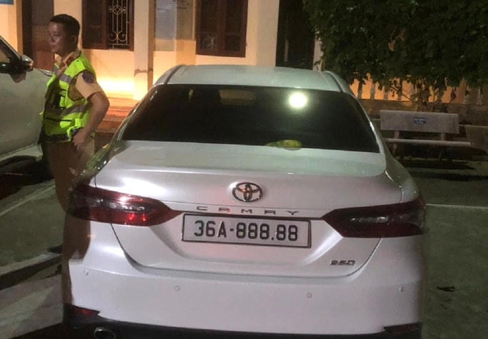 Chiếc xe Toyota Camry biển số ngũ quý 8 hiện đang bị tạm giữ 7 ngày.