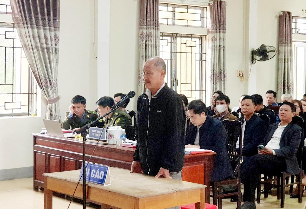 Tòa án nhân dân huyện Hương Khê mở phiên tòa xét xử lưu động bị cáo Lê Quang Vinh về tội hủy hoại rừng.